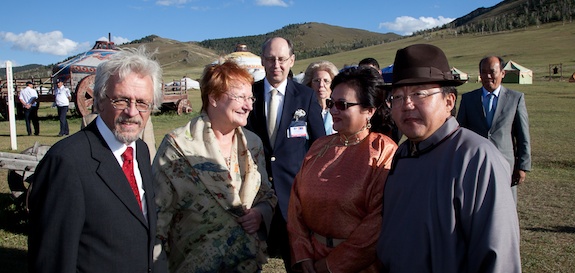 Presidentti Halonen ja tohtori Arajärvi tutustuivat presidentti Tsakhia Elbegdorjin ja rouva Khajidsuren Bolormaan opastamina mongolialaiseen perinteiseen Naadaam-juhlaan, jossa lajeina ovat mongolialainen paini, ratsastus- ja jousiammunta.